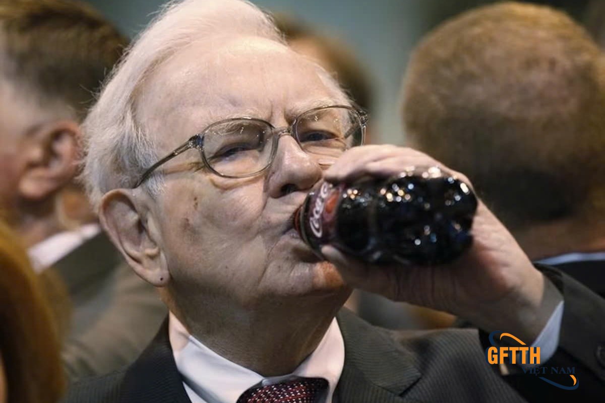 Tỷ phú Warren Buffett mê ăn vặt, uống Coca ở tuổi 94